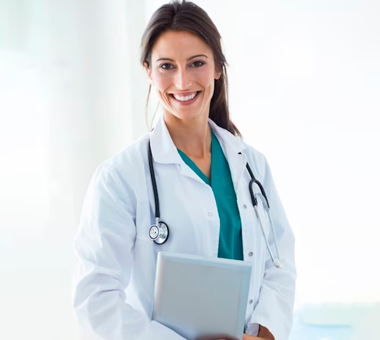 Smiling female doctor holding medical documents at Medical Center Playa del Inglés, providing professional medical attention in Gran Canaria.